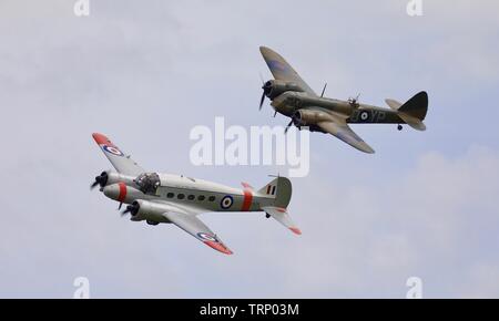 C 19 Avro Anson im Formationsflug mit dem Bristol Blenheim Mk1 Am2019 Shuttleworth fliegendes Festival Stockfoto