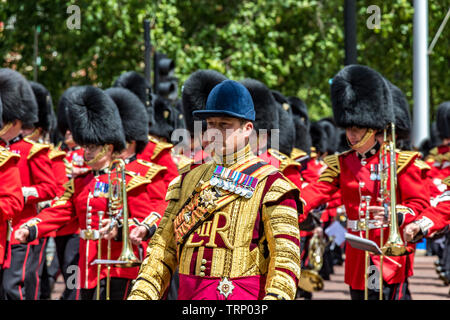 Ein Drum-Major führt die massierten Bands der Guards Division entlang der Mall bei der Trooping the Color Ceremony , London, Großbritannien, Stockfoto