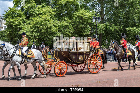 Ihre Majestät die Königin, das Tragen eines Angela Kelly Tweed outfit Reiter in der Schottischen Zustandreisebus entlang der Mall an der Zeremonie die Farbe ,2019 Stockfoto