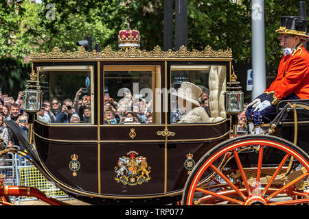 Ihre Majestät, die Königin, trägt ein Angela Kelly Tweed-Outfit und fährt im Scottish State Coach entlang der Mall in Trooping the Color, London, UK, 2019 Stockfoto