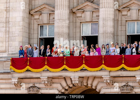 Die Königin und Mitglieder der königlichen Familie treffen sich auf dem Balkon des Buckingham Palace nach der Trooping the Color Parade, London, Großbritannien, 2019 Stockfoto