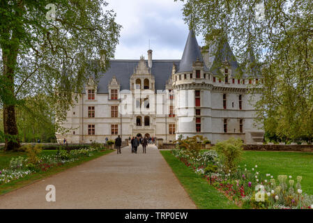 Der Gehweg, der Menschen führt zu Château d'Azay-le-Rideau an einem bewölkten Tag Stockfoto