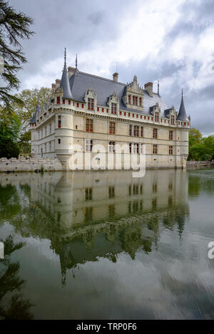 Das Château d'Azay-le-Rideau widerspiegelt in den Fluss Indre an einem bewölkten Tag Stockfoto