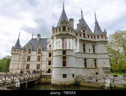 Die Türme von Château d'Azay-le-Rideau an einem bewölkten Frühling Stockfoto