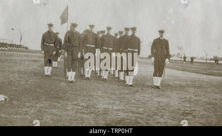 Antike c 1920 Foto, "Annapolis Jungen auf Bohrer" an der United States Naval Academy in Annapolis, Maryland. Quelle: original Foto Stockfoto