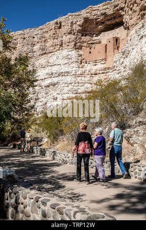 Besucher unten Montezuma Castle Cliff dwelling, Montezuma Castle National Monument, Arizona USA Stockfoto