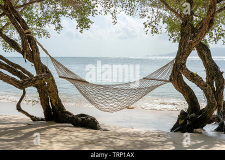 Hängematte hängen von tropischen Baum über Sommer sand Strand Meer in Koh Phangan Island, Thailand. Sommer, Reisen, Ferien und Urlaub Konzept Stockfoto