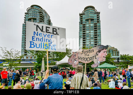 Protest Zeichen, keine Pipeline Rallye, Creekside Park, Vancouver, British Columbia, Kanada Stockfoto