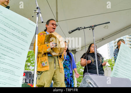 Indigene Mann mit Trommel, keine Pipeline Rallye, Creekside Park, Vancouver, British Columbia, Kanada Stockfoto