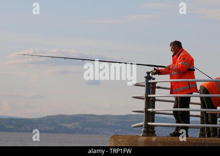 Morecambe, Lancashire, Vereinigtes Königreich 10. Juni 2019 Angeln die Flut an diesem Abend Credit: Fotografieren Nord/Alamy leben Nachrichten Stockfoto