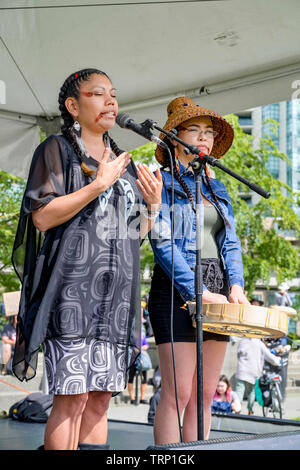 Lorelei Williams spricht und keine Pipeline Rallye, Creekside Park, Vancouver, British Columbia, Kanada singen Stockfoto