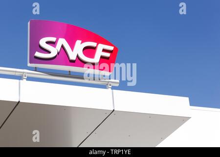 Grenoble, Frankreich - 25. Juni 2017: Logo der SNCF auf einem Bahnhof. Die SNCF ist die Nationale Gesellschaft der französischen Eisenbahn in Frankreich Stockfoto