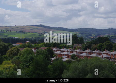 Burnthouse Lane Estate Dächer form Ludwell Valley Park an einem Sommertag. Exeter, Devon, Großbritannien. Stockfoto