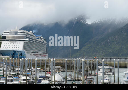 Hafen, Marina, Kreuzfahrtschiff, Skagway, Alaska, Southeast Alaska, USA Stockfoto