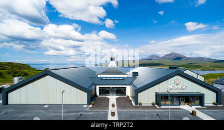 Ansicht der neuen Ardnahoe Brennerei auf der Insel Islay im Inneren Hebriden von Schottland, Großbritannien Stockfoto