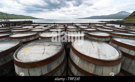 Blick auf Fässer Whisky Bunnahabhain Distillery auf der Insel Islay im Inneren Hebriden von Schottland, Großbritannien Stockfoto