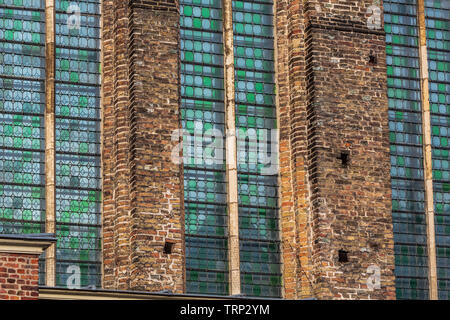 Exterieur mit Glasfenstern mittelalterlicher Sint-Janshospitaal (St John's Hospital), in der Mitte des 12. Jahrhunderts gegründet. Stadtbild von Brügge Straßen Stockfoto