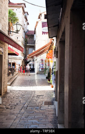 Von den Griechen im 3. Jahrhundert v. Chr. gegründet, Trogir liegt unmittelbar nördlich von Split und ein beliebter Zwischenstopp für Kreuzfahrten entlang der kroatischen Küste Dalmatiens. Stockfoto