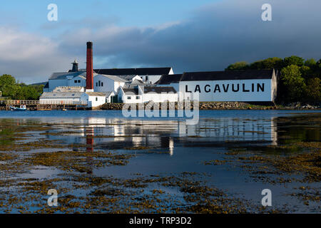 Ansicht der Lagavulin Distillery auf der Insel Islay im Inneren Hebriden von Schottland, Großbritannien Stockfoto