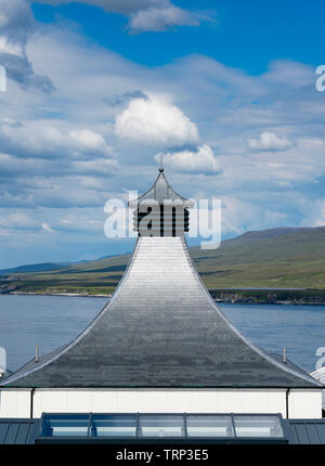 Ansicht der neuen Ardnahoe Brennerei auf der Insel Islay im Inneren Hebriden von Schottland, Großbritannien Stockfoto