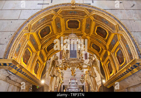 Hauptaltar (17. Jahrhundert) Der mausoleum der Kathedrale des Heiligen Domnius in Split verfügt über zwei barocke Engel in fließenden Bewegung, die eine Wohnung - c Stockfoto