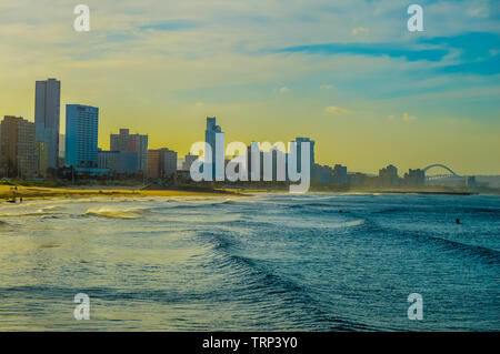 Durban Golden Mile Strand mit weißem Sand und Skyline KZN Südafrika Stockfoto