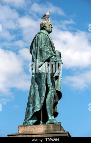 Die Statue von William Pitt der Jüngere (1759-1806) mit Flügeltüren, an der Kreuzung der George Street und Frederick Street in Edinburgh, Schottland, Großbritannien steht. Stockfoto