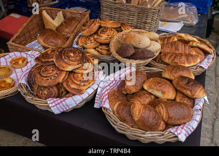 Croissants, Pain au Raisin auf Verkauf in Stockbridge Sonntag Markt in Edinburgh, Schottland, Großbritannien. Stockfoto