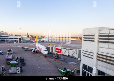 ANTALYA/TÜRKEI - vom 6. Juni 2019: Boing 737 von Pegasus Airlines steht auf gate 113 am Flughafen in Antalya, Türkei. Stockfoto