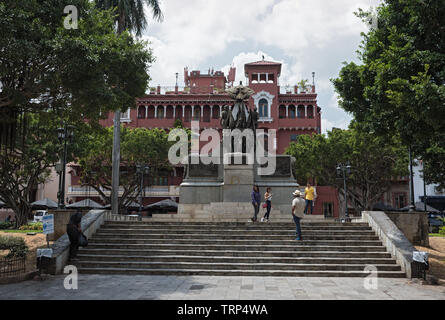 Touristen nehmen Bilder vor dem Simon Bolivar Denkmal in der Casco Viejo Panama City Stockfoto