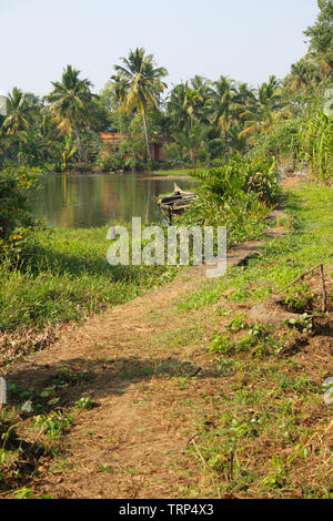 Kerala Backwater geführte Tour in einem hölzernen Kanu mit Meeresfrüchte fest und abgeschieden in der Natur von Indien Stockfoto