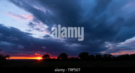 Lledrod, Ceredigion, Wales, UK. 10 Juni, 2019. UK Wetter: bunte Himmel, wenn die Sonne beginnt zu den dunklen Wolken, die an diesem Abend in Ceredigion, Mid Wales eingestellt. Credit: Ian Jones/Alamy leben Nachrichten Stockfoto