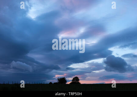 Tynygraig, Ceredigion, Wales, UK. 10 Juni, 2019. UK Wetter: bunte Himmel, wenn die Sonne beginnt zu den dunklen Wolken, die an diesem Abend in Ceredigion, Mid Wales eingestellt. Credit: Ian Jones/Alamy leben Nachrichten Stockfoto