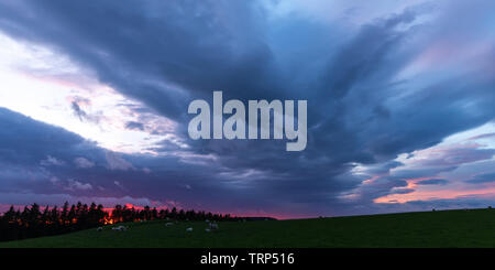 In der Nähe von Lledrod, Ceredigion, Wales, UK. 10 Juni, 2019. UK Wetter: bunte Himmel, wenn die Sonne beginnt zu den dunklen Wolken, die an diesem Abend in Ceredigion, Mid Wales eingestellt. Credit: Ian Jones/Alamy leben Nachrichten Stockfoto