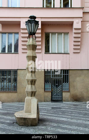 Einzigartige kubistischen Straßenlaterne in Prag Stockfoto