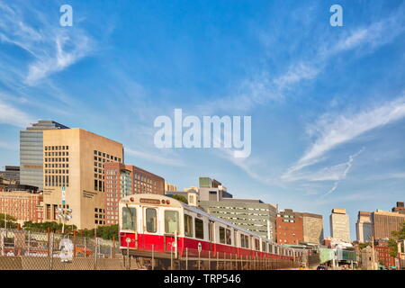 Boston, MA, USA-20 Oktober 2018: Boston mbta U-Bahn Linien, bahnübergang Longfellow Brücke über malerische Charles River Stockfoto