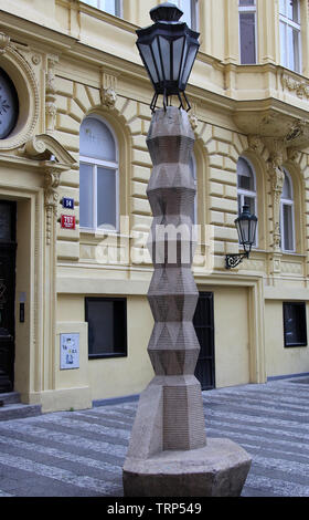 Einzigartige kubistischen Straßenlaterne in Prag Stockfoto
