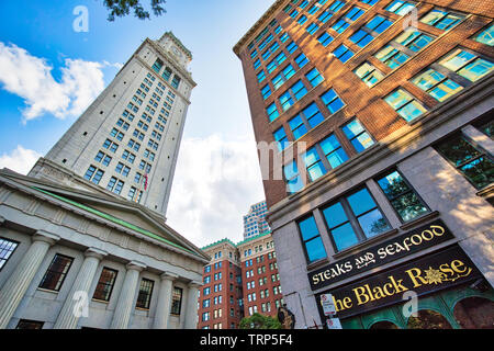 Boston, MA, USA - 20. Oktober 2017: Faneuil Hall Marketplace und Boston Harbour South Markt Stockfoto