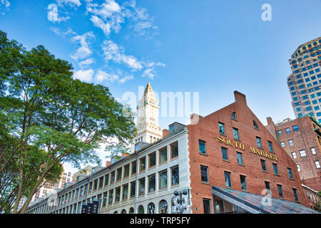 Boston, MA, USA - 20. Oktober 2017: Faneuil Hall Marketplace und Boston Harbour South Markt Stockfoto