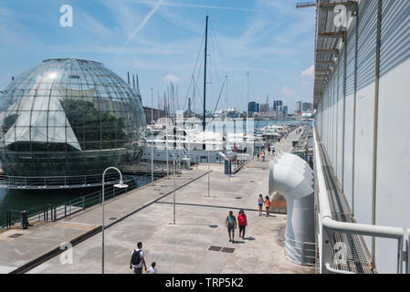 Acquario di Genova das größte Aquarium in Europa. Auf der linken Seite - biosphäre grünes Haus. Stockfoto