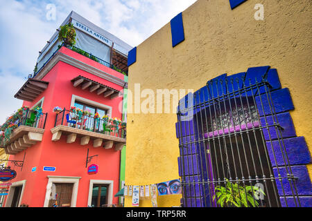 Monterrey, Mexiko - 9 Dezember, 2018: Bunte historische Gebäude im Zentrum der Altstadt (Barrio Antiguo) zu einer Hauptreisezeit Stockfoto