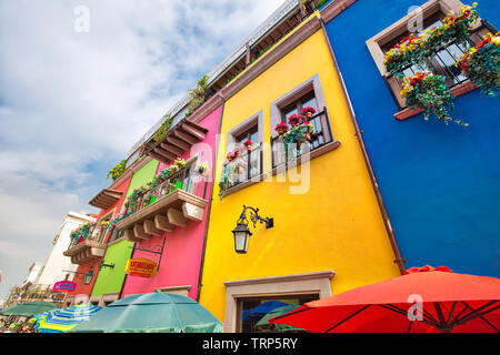 Monterrey, Mexiko - 9 Dezember, 2018: Bunte historische Gebäude im Zentrum der Altstadt (Barrio Antiguo) zu einer Hauptreisezeit Stockfoto