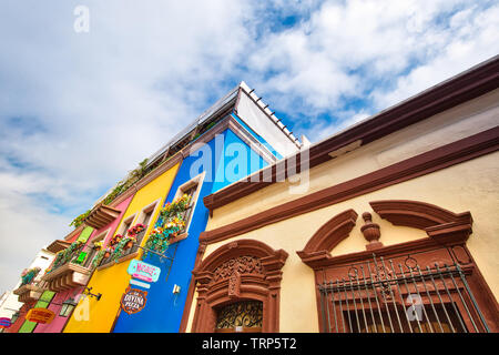 Monterrey, Mexiko - 9 Dezember, 2018: Bunte historische Gebäude im Zentrum der Altstadt (Barrio Antiguo) zu einer Hauptreisezeit Stockfoto