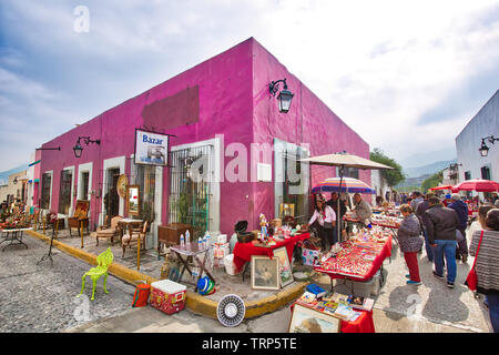 Monterrey, Mexiko - 9 Dezember, 2018: Bunte historische Gebäude im Zentrum der Altstadt (Barrio Antiguo) zu einer Hauptreisezeit Stockfoto