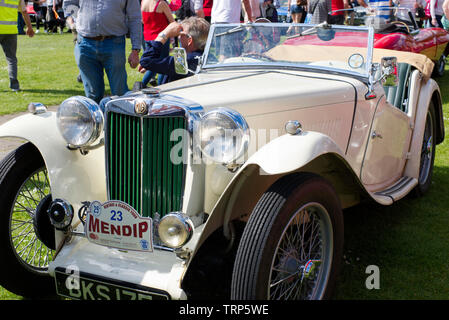 MG Midget 1949 Modell Jahr an der Weinlese und Oldtimer Tour zeigen Wells Cathedral Grün. Stockfoto