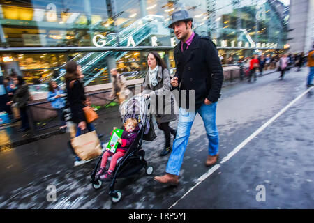 Mutter, Vater und Kind im Kinderwagen in der Nähe von Bahnhof Montparnasse Paris, Frankreich. 24. Oktober 2016 26. Oktober 2016 Stockfoto