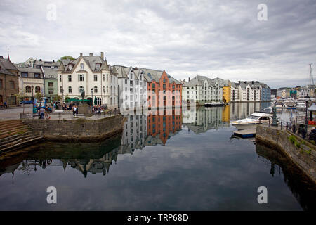 Farbenfrohe Apartments am Wasser entlang, Alesund, Norwegen Stockfoto