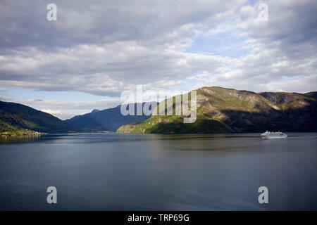 Kreuzfahrtschiff Amadea Segeln durch die Fjorde, Norwegen Stockfoto