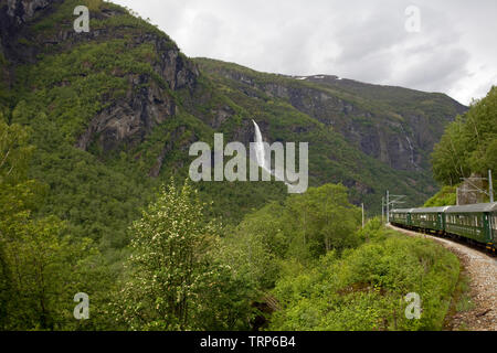 Ein Blick auf die Flam Tal und Rjoande Wasserfall von der Flam Bahn, Norwegen Stockfoto