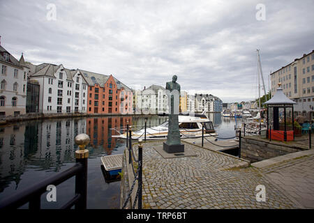 Alesund, Blick auf die Gebäude entlang der Uferpromenade. Stockfoto